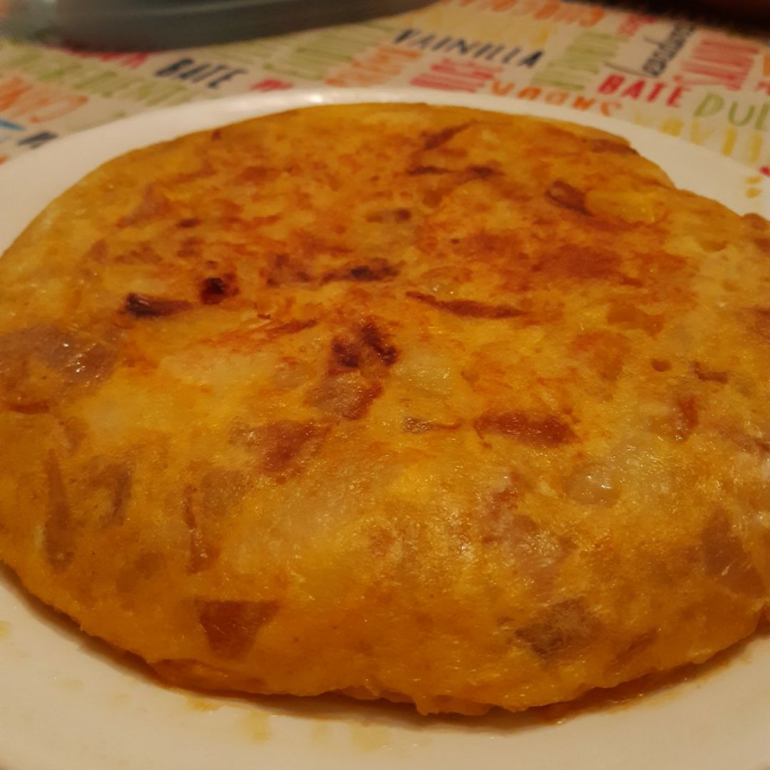 Tortilla de patata, cebolla y queso semicurado de leche cruda de oveja Tortilla de patata, cebolla y queso semicurado de leche cruda de oveja