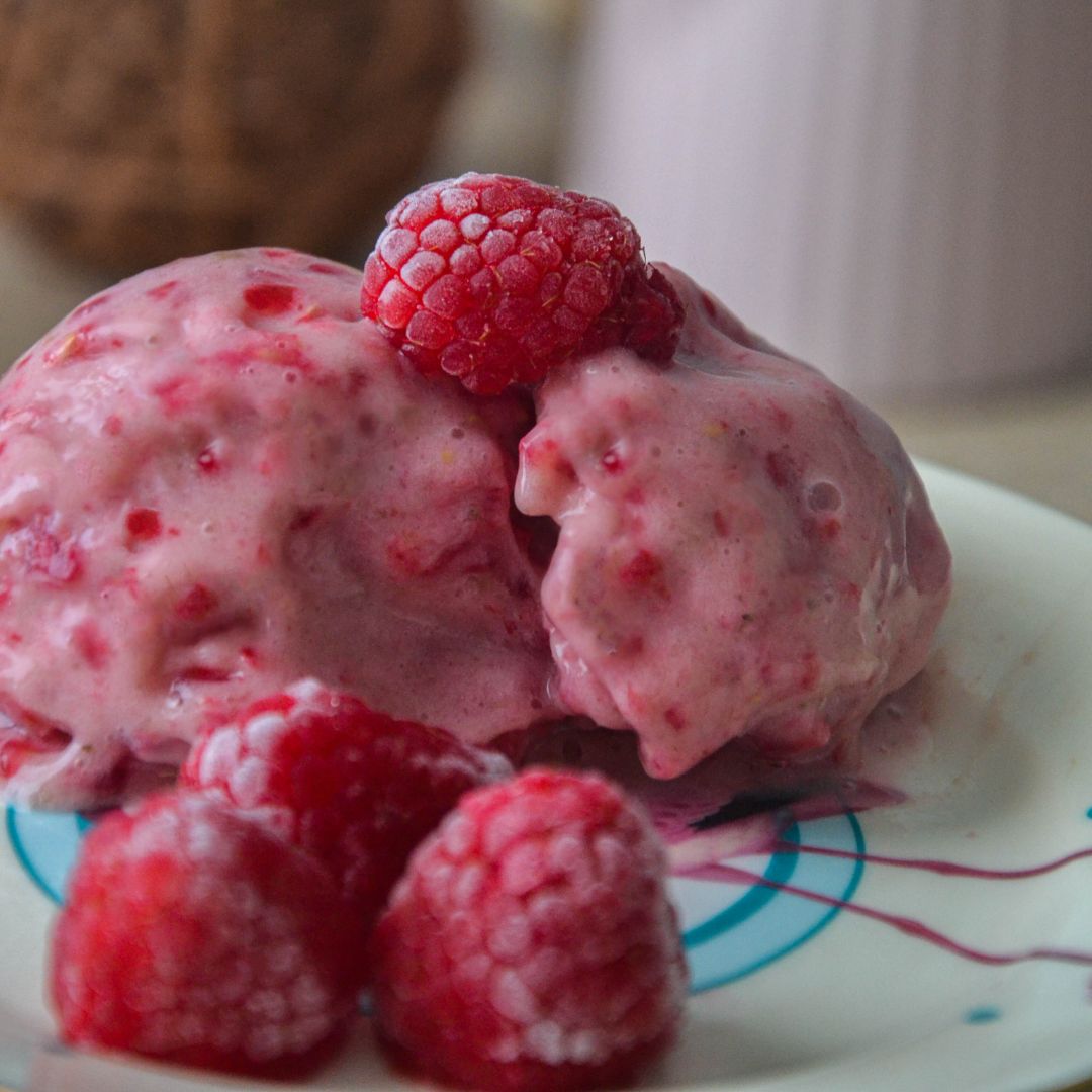 Helado cremoso de plátano y frambuesas Helado cremoso de plátano y frambuesas