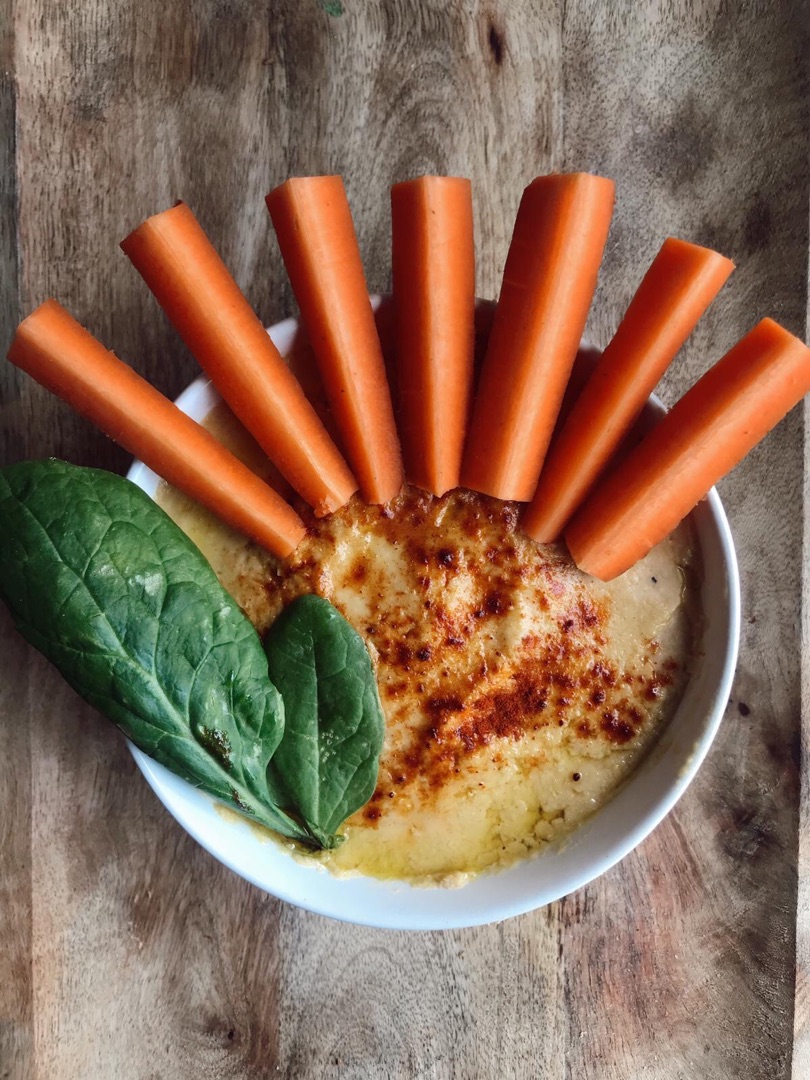 Hummus con palitos de zanahoria