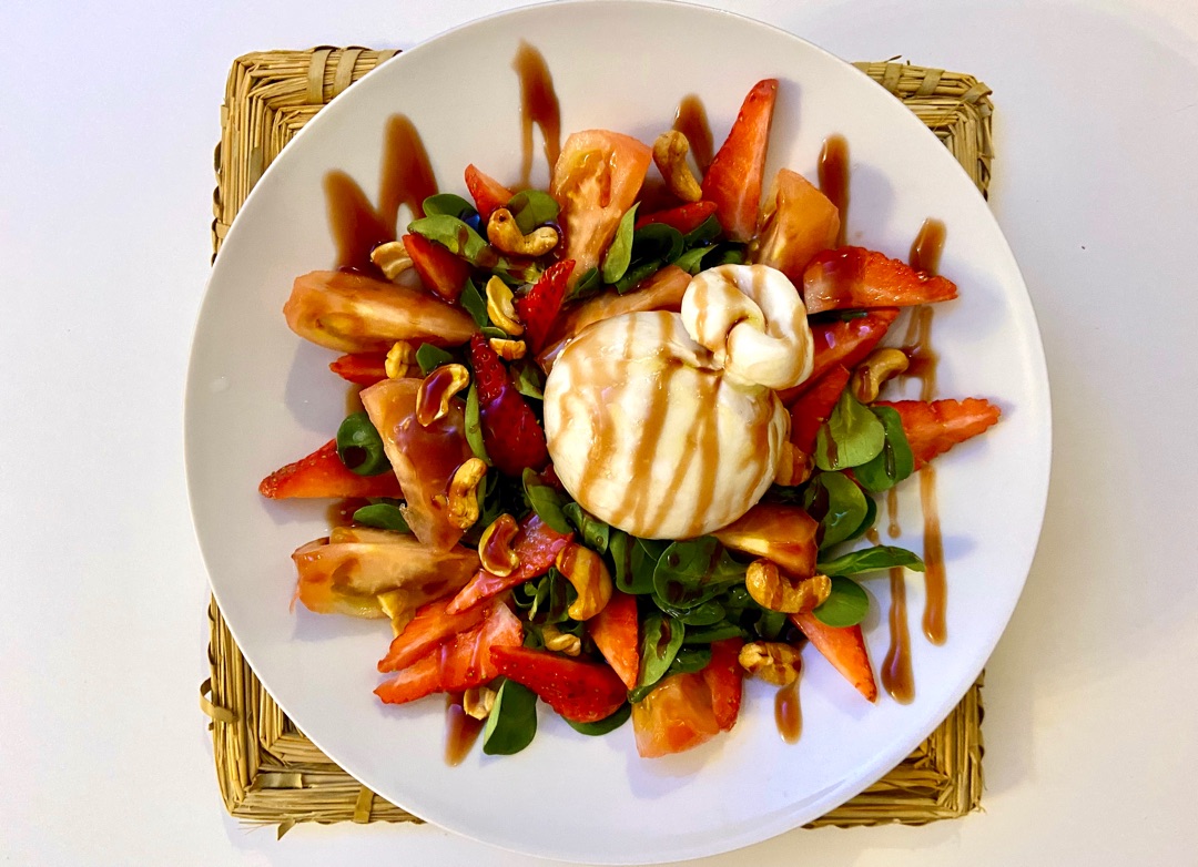 Ensalada de burrata con fresas 🍓 y anacardos 🥜 