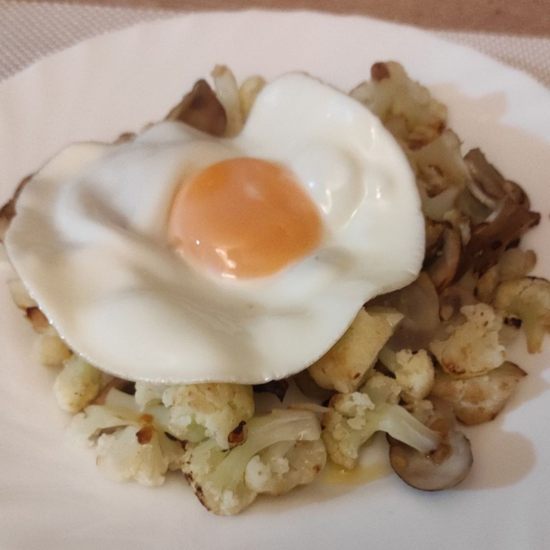 Coliflor con campiñones y huebo a la planxa Coliflor con campiñones y huebo a la planxa