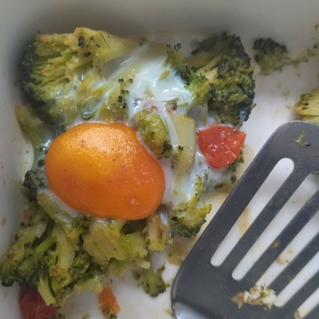 Brócoli con huevo y tomates cherry 
