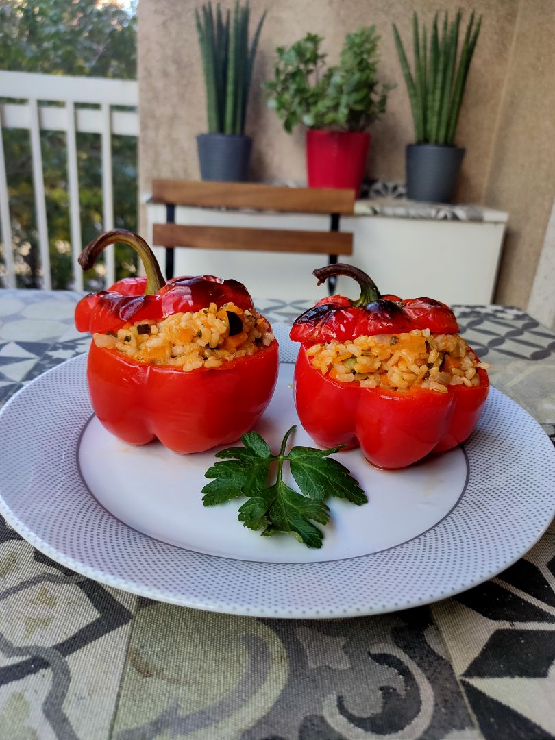 Gemistá . Pimientos rellenos de arroz integral y verduras Gemistá . Pimientos rellenos de arroz integral y verduras