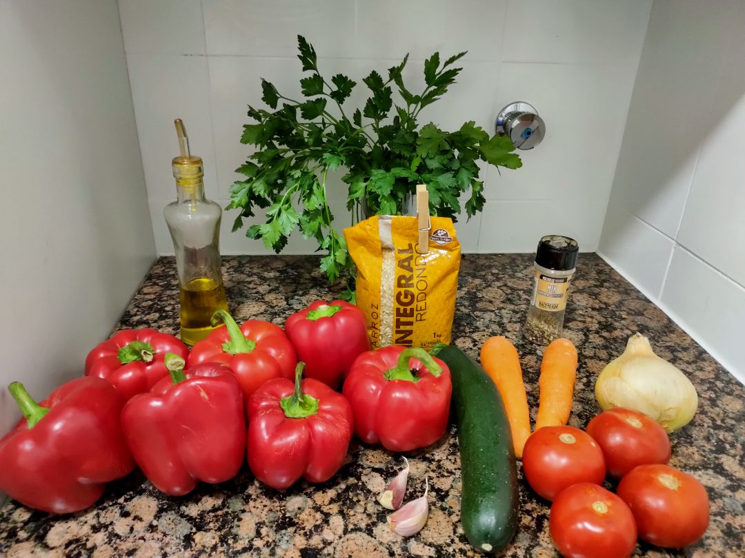 Gemistá . Pimientos rellenos de arroz integral y verduras Paso 0 Gemistá . Pimientos rellenos de arroz integral y verduras Paso 0
