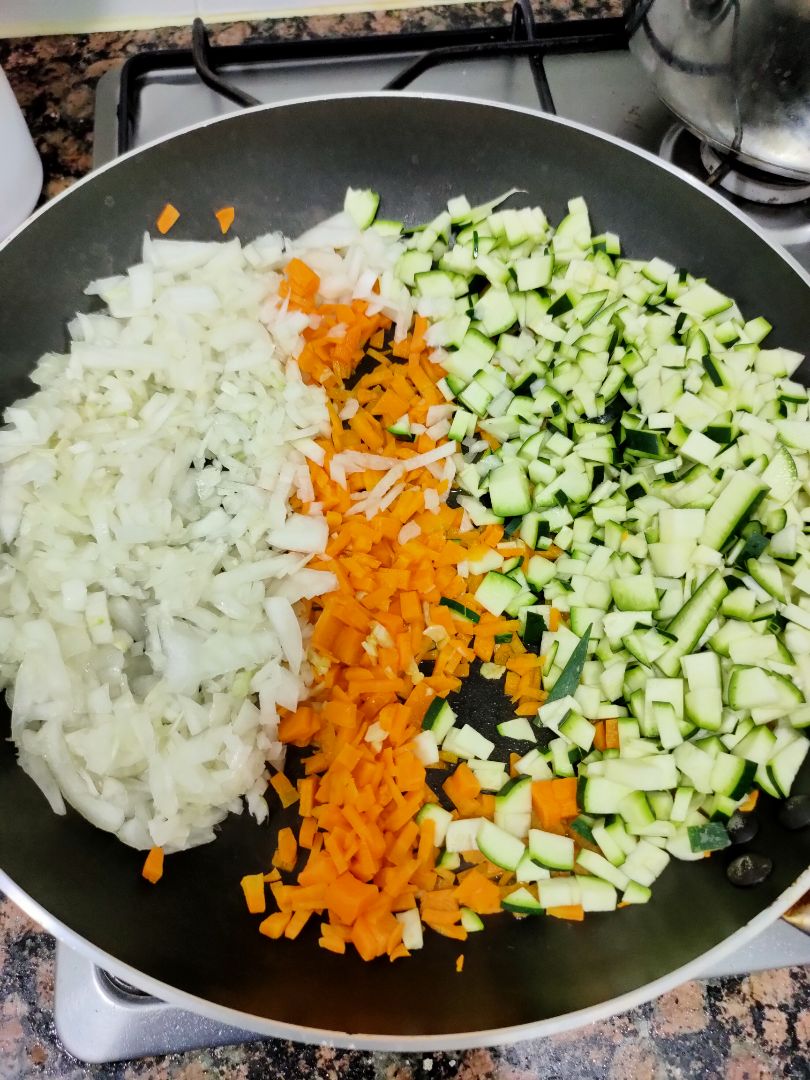 Gemistá . Pimientos rellenos de arroz integral y verduras Paso 1 Gemistá . Pimientos rellenos de arroz integral y verduras Paso 1