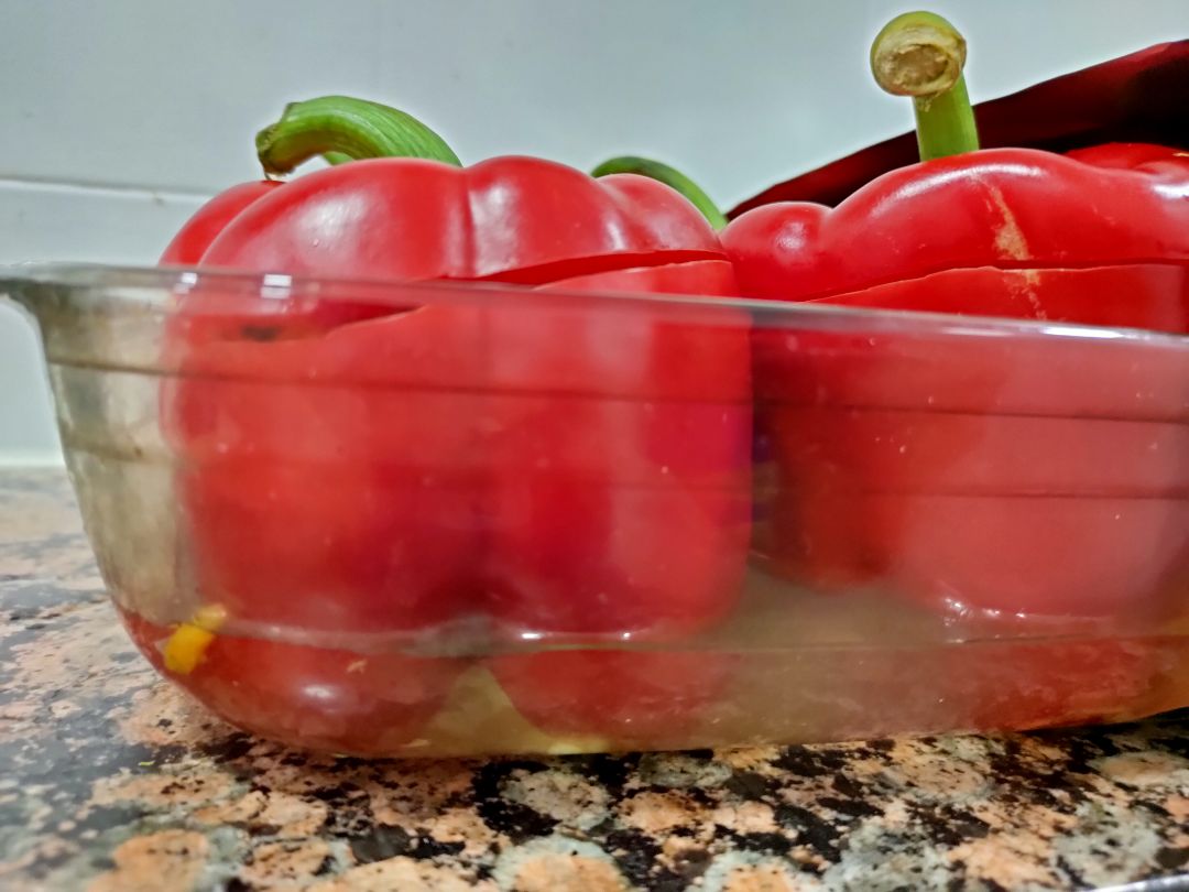 Gemistá . Pimientos rellenos de arroz integral y verduras Paso 2 Gemistá . Pimientos rellenos de arroz integral y verduras Paso 2