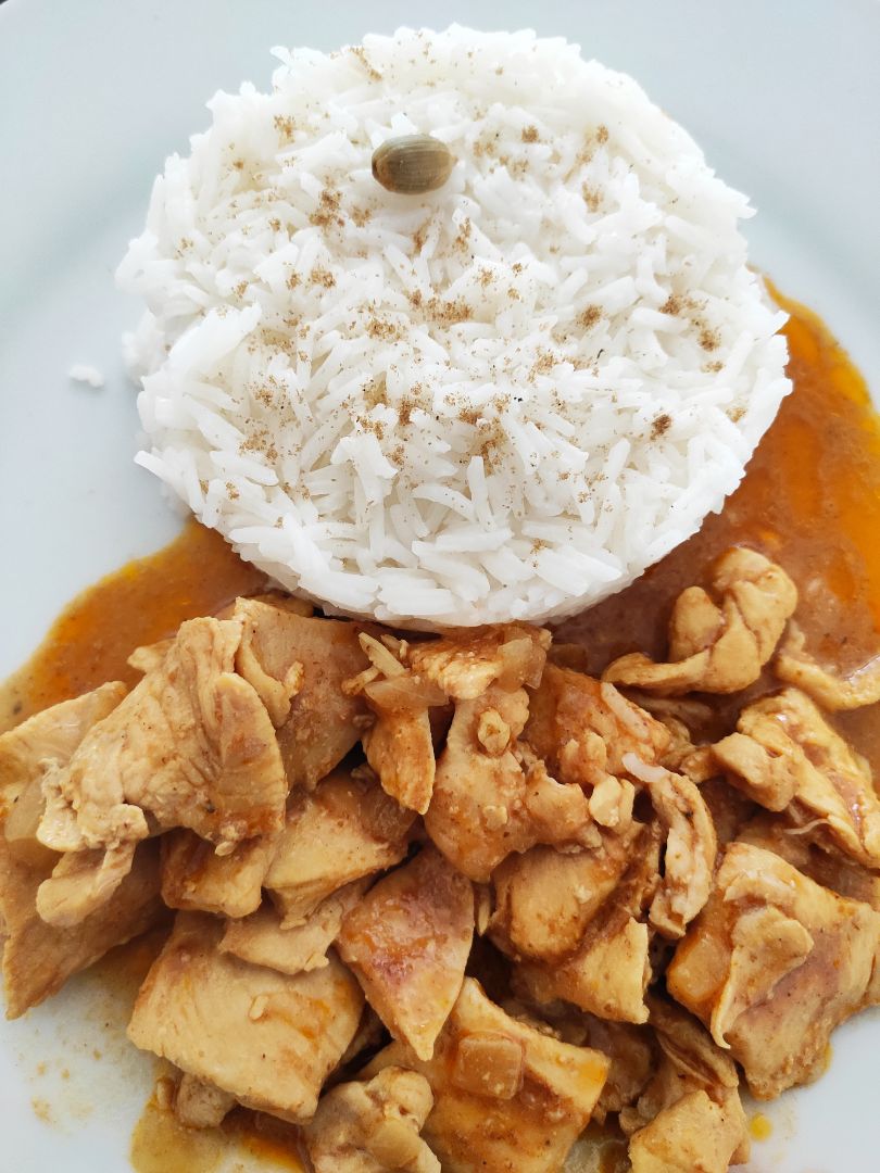 Pollo con salsa de curry y coco Pollo con salsa de curry y coco