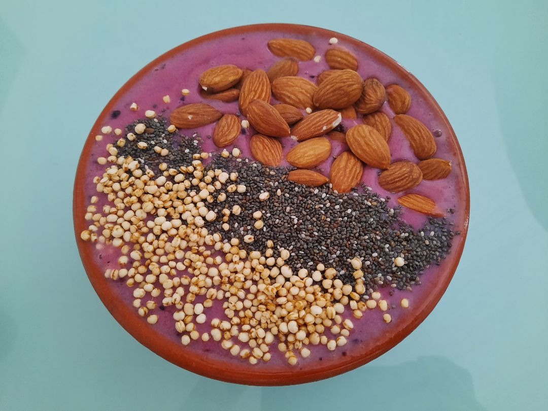 Smoothie helado de frutos rojos y plátano