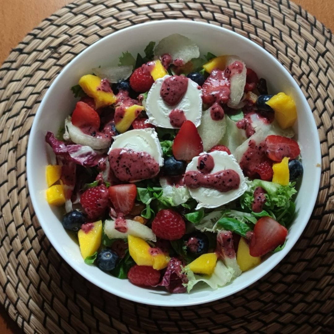 Ensalada de queso de cabra con vinagreta de arándanos