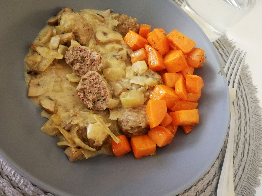 Albóndigas con salsa de champiñón Portobello Albóndigas con salsa de champiñón Portobello