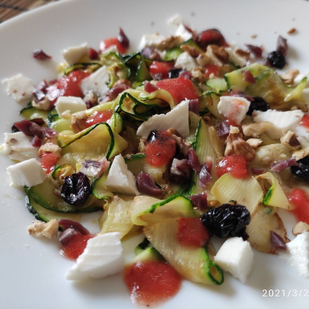 Ensalada de calabacín con vinagreta de fresa Ensalada de calabacín con vinagreta de fresa