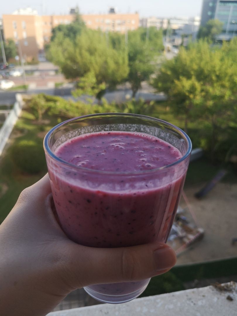 Smoothie de plátano y frutos rojos. Smoothie de plátano y frutos rojos.
