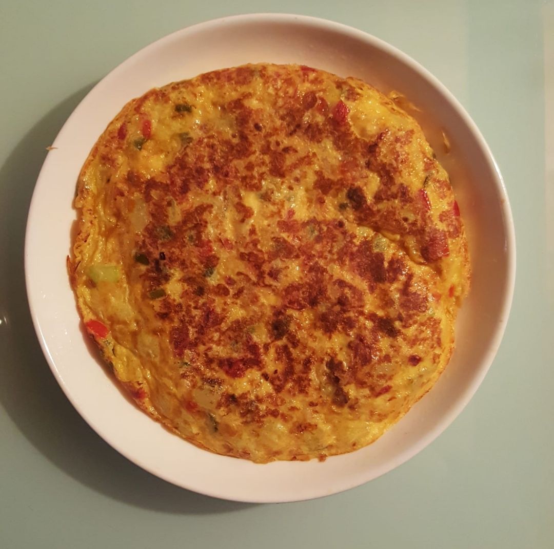 Tortilla de calabacín, cebolla y pimientos 