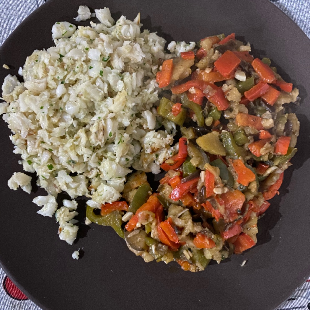 Migas de merluza con salsa verde y verduras