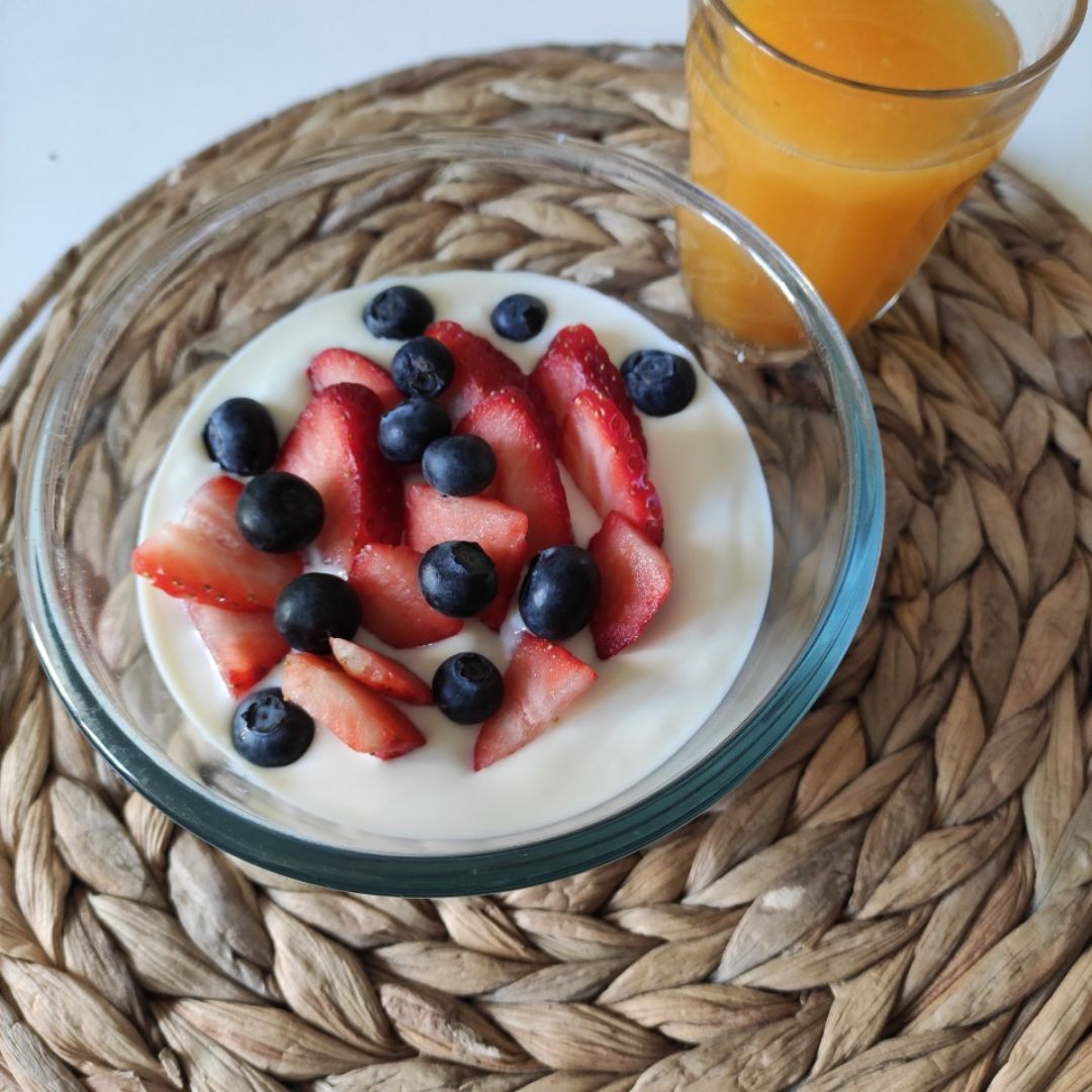 Yogurt vegetal de coco con arándanos y fresas Yogurt vegetal de coco con arándanos y fresas