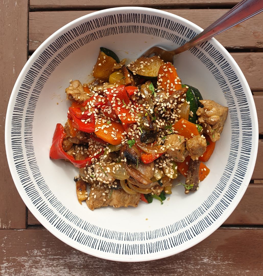 Salteado de atún marinado y verduras Salteado de atún marinado y verduras