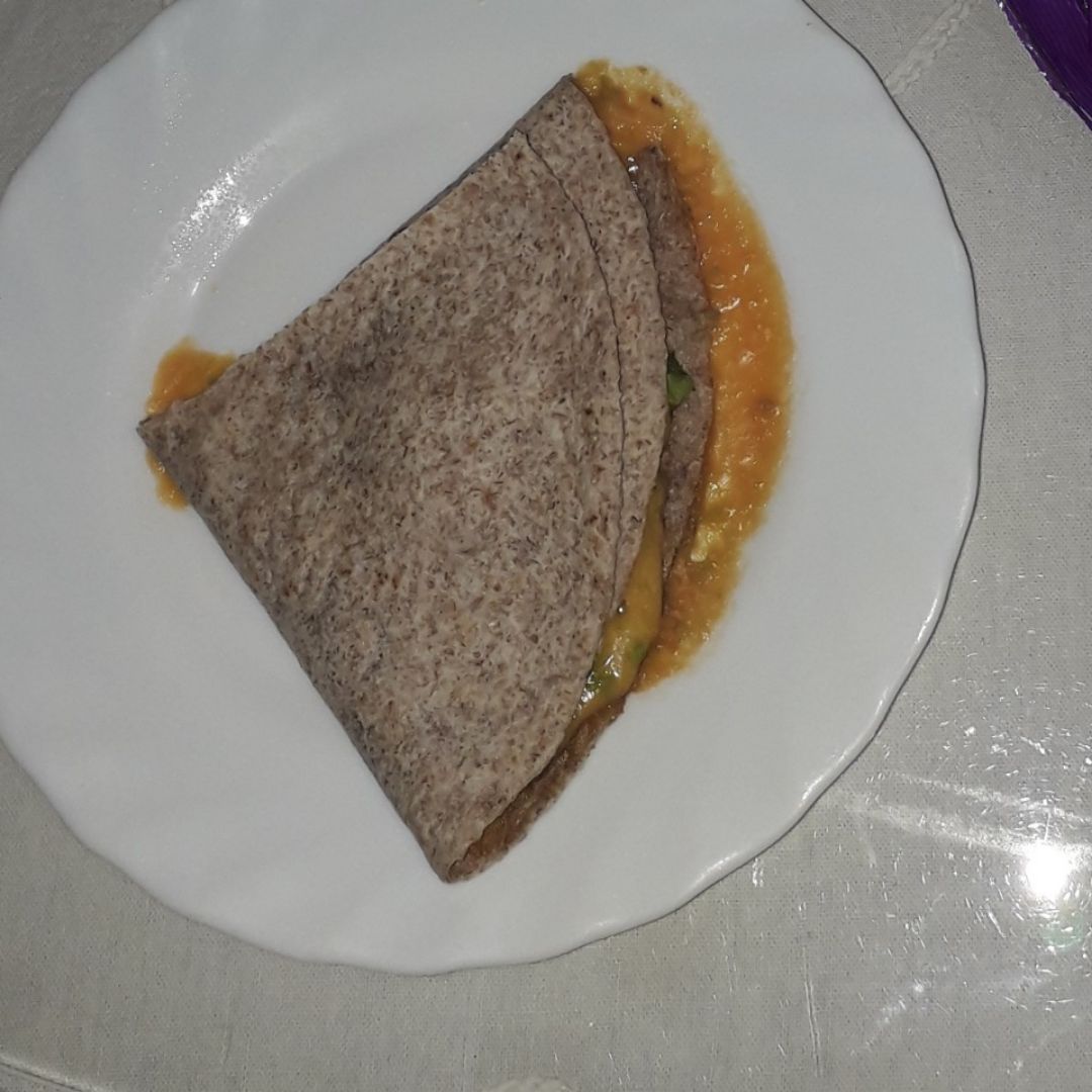 Quesadilla con tomate y aguacate Quesadilla con tomate y aguacate