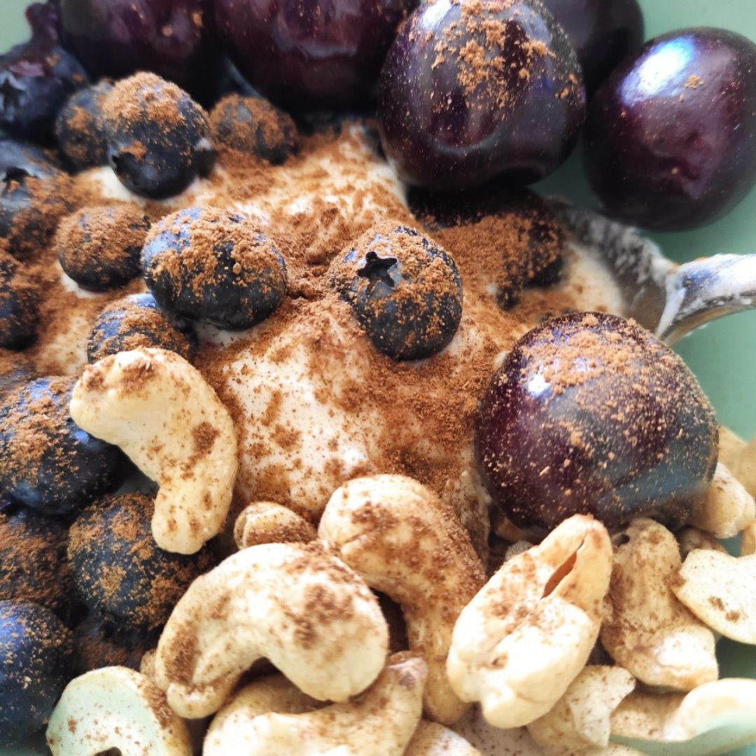 Bol de yogur con cerezas, arándanos y anacardos