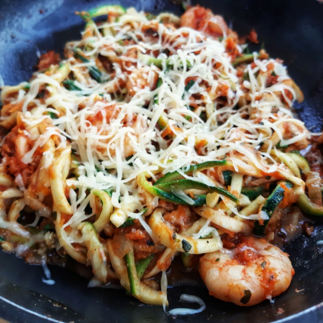 Zoodles con gambitas y tomate