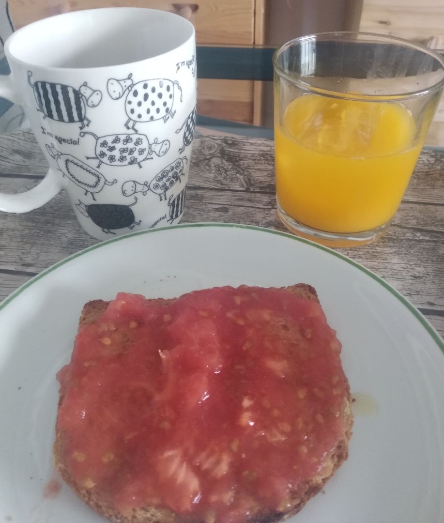 Tostada integral de tomate café y zumo natural Tostada integral de tomate café y zumo natural