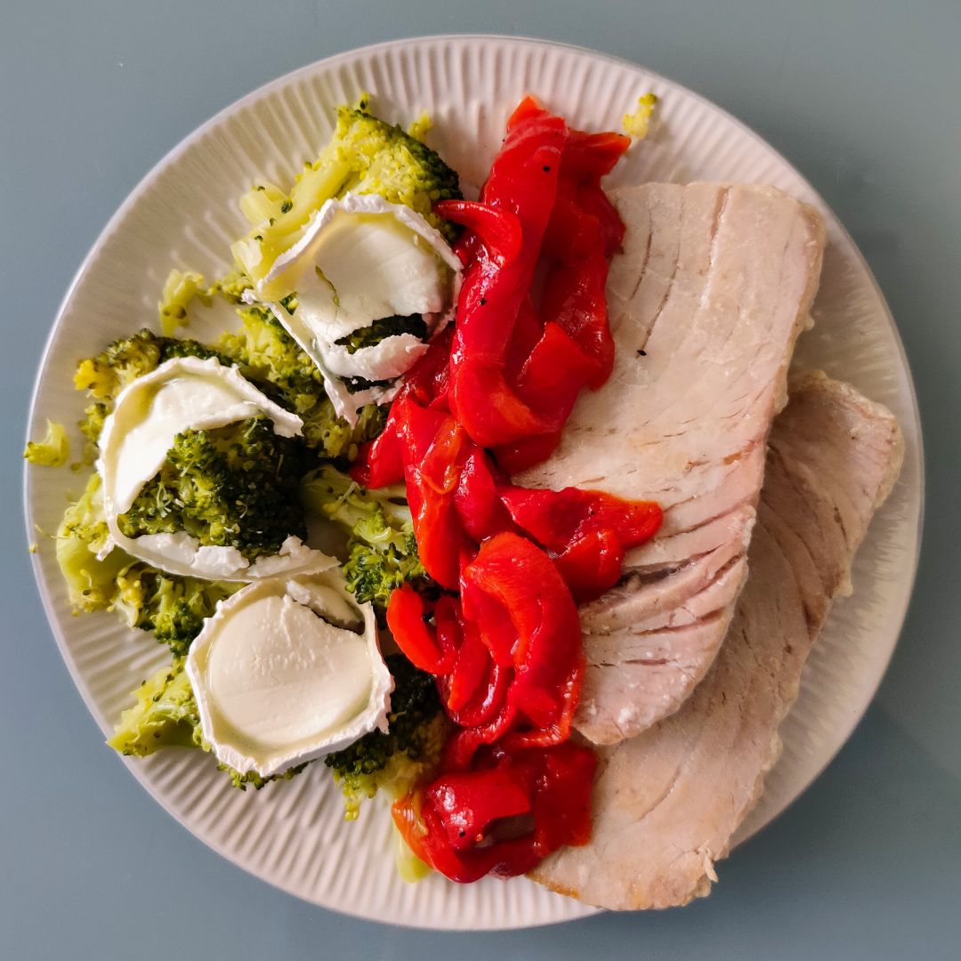 Atún con brócoli, pimiento asado y queso de cabra. Atún con brócoli, pimiento asado y queso de cabra.