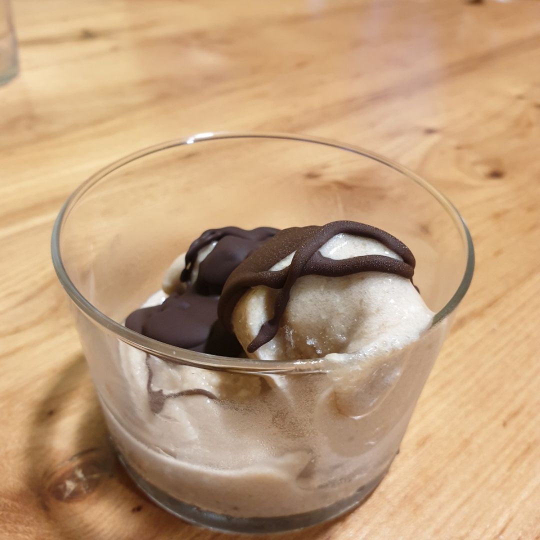 Helado de plátano con chocolate Helado de plátano con chocolate