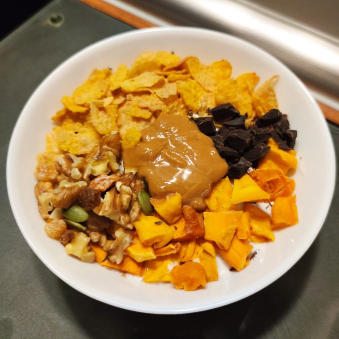 Bol de cereales y frutos con chocolate Bol de cereales y frutos con chocolate