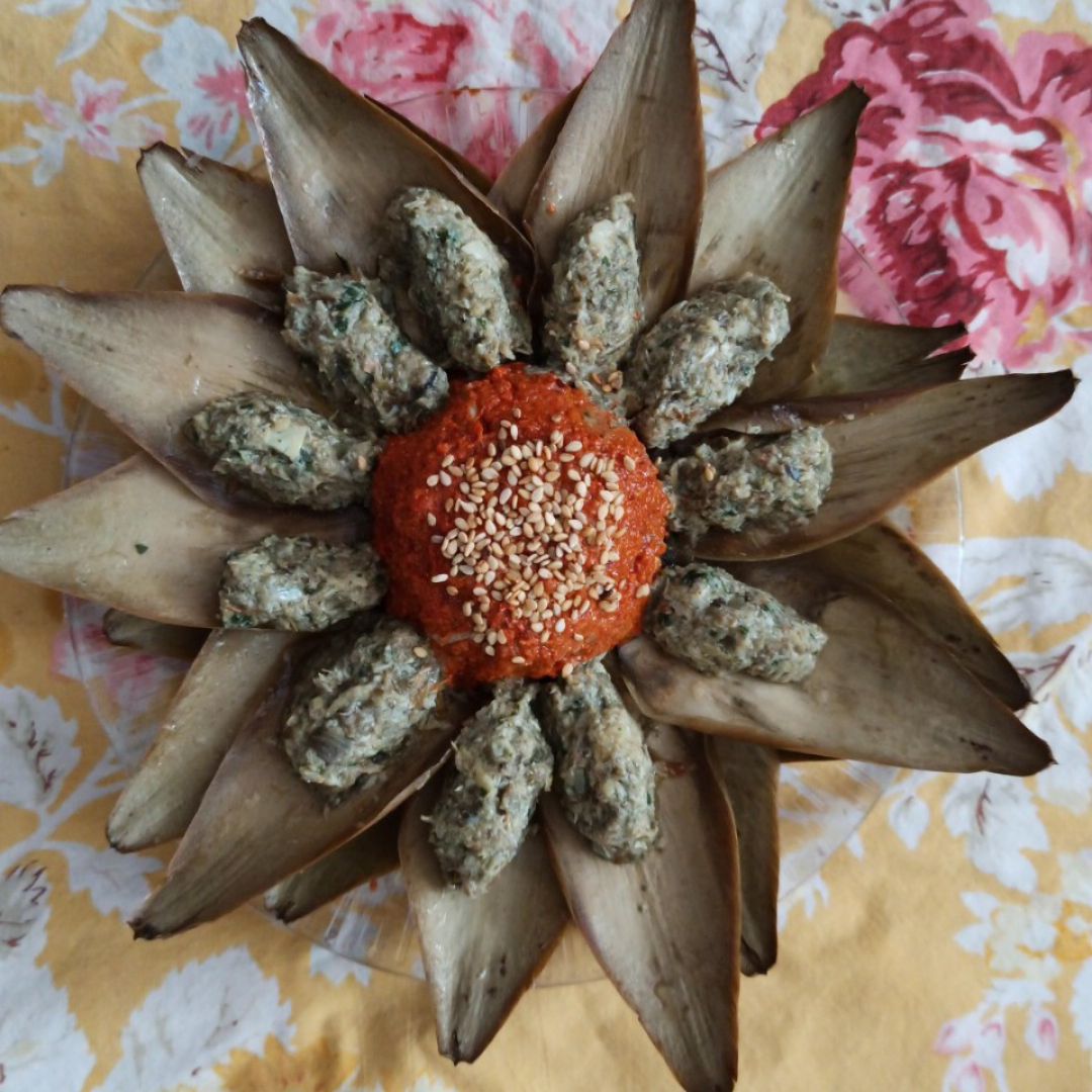 Flor de alcachofa con patés vegetales Flor de alcachofa con patés vegetales