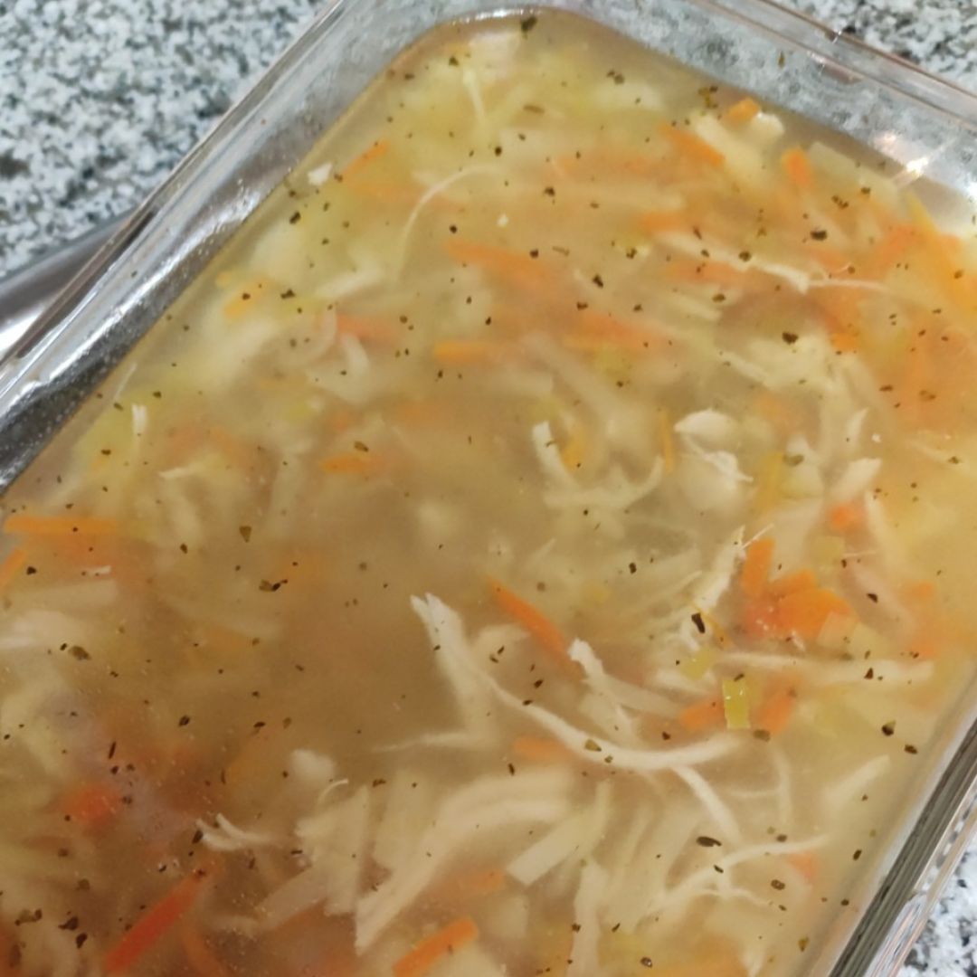 Sopa de verduras y pollo