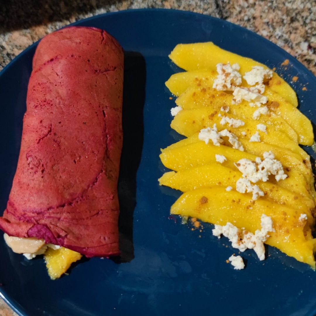 Crepe de remolacha con mango, pollo natural y feta Crepe de remolacha con mango, pollo natural y feta