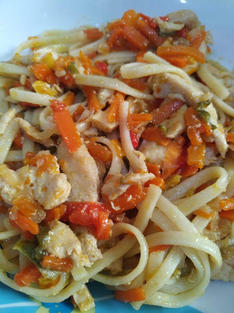 Tallarines con pollo y verduras Tallarines con pollo y verduras