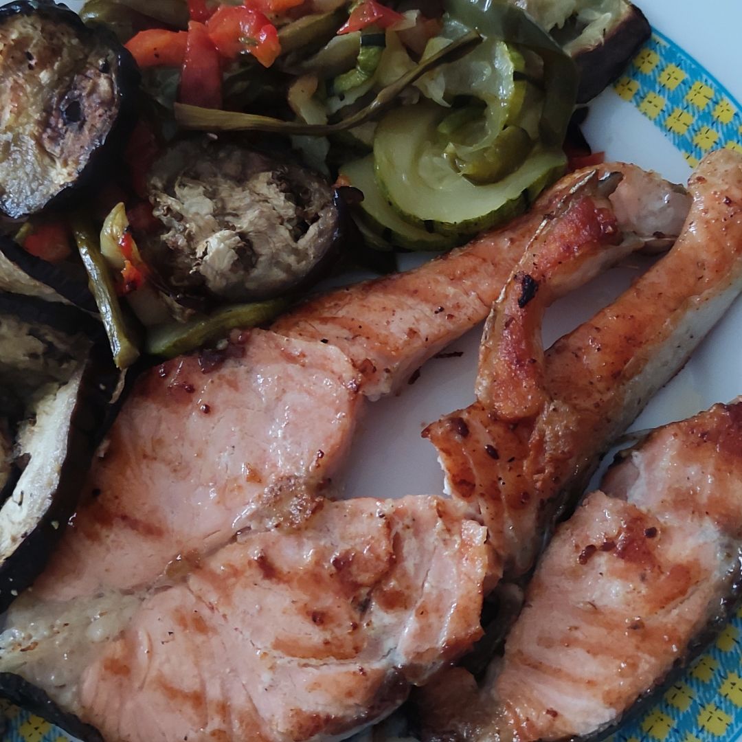 Salmón a la plancha con verduras asadas Salmón a la plancha con verduras asadas