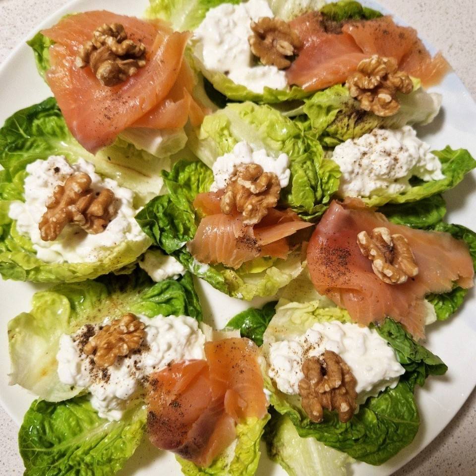 Cogollos con salm贸n ahumado, queso cottage y nueces Cogollos con salm贸n ahumado, queso cottage y nueces