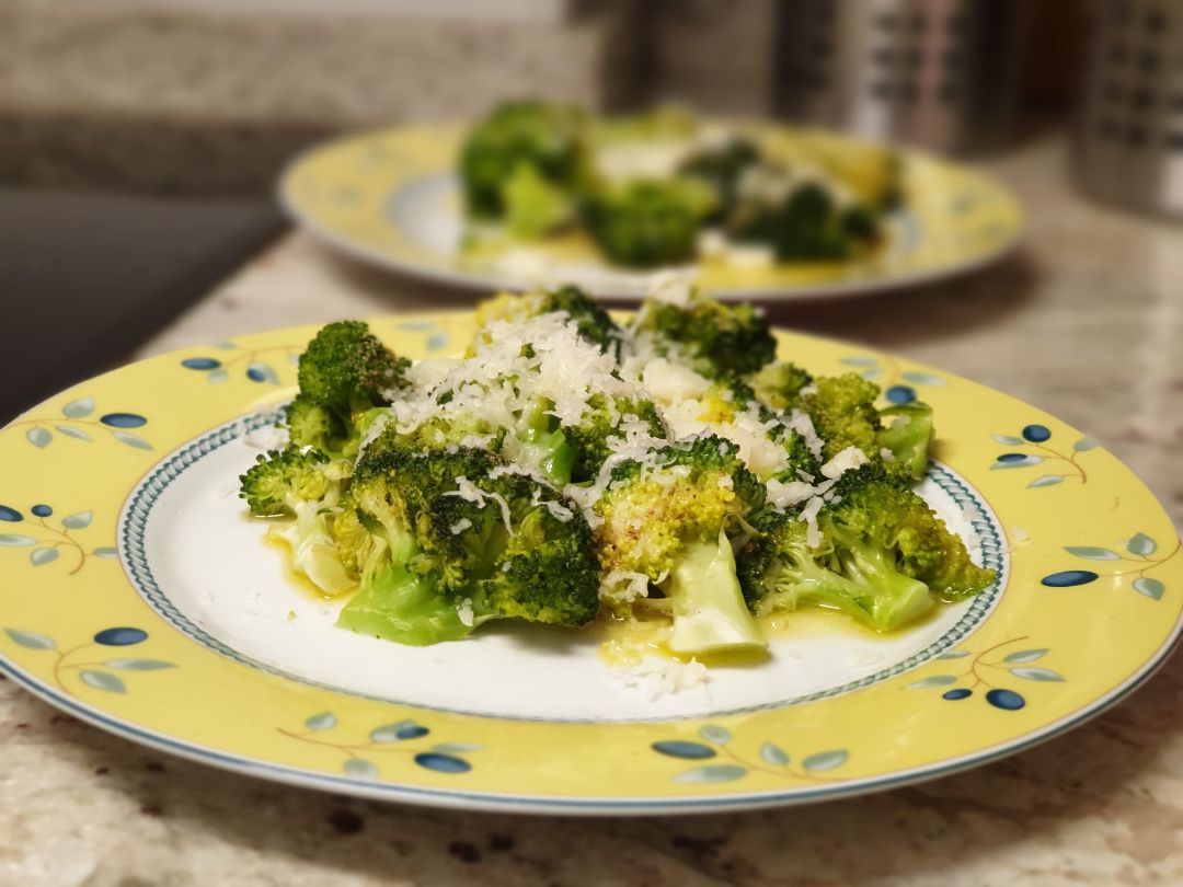 Brócoli con aceite de pistacho y queso curado Brócoli con aceite de pistacho y queso curado