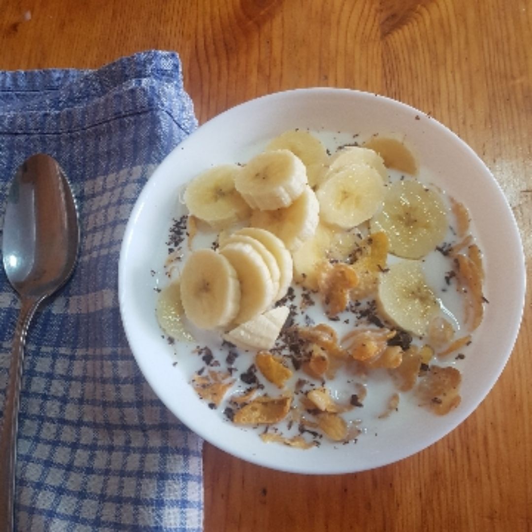 Bowl con corn flakes platano y cacao Bowl con corn flakes platano y cacao