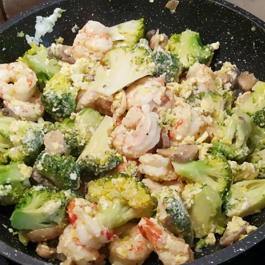 Revuelto de brocoli y champiñones  con gambas