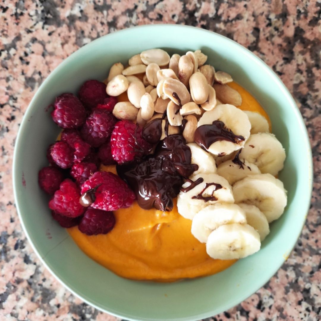 Bol de yogur con calabaza y chocolate Bol de yogur con calabaza y chocolate