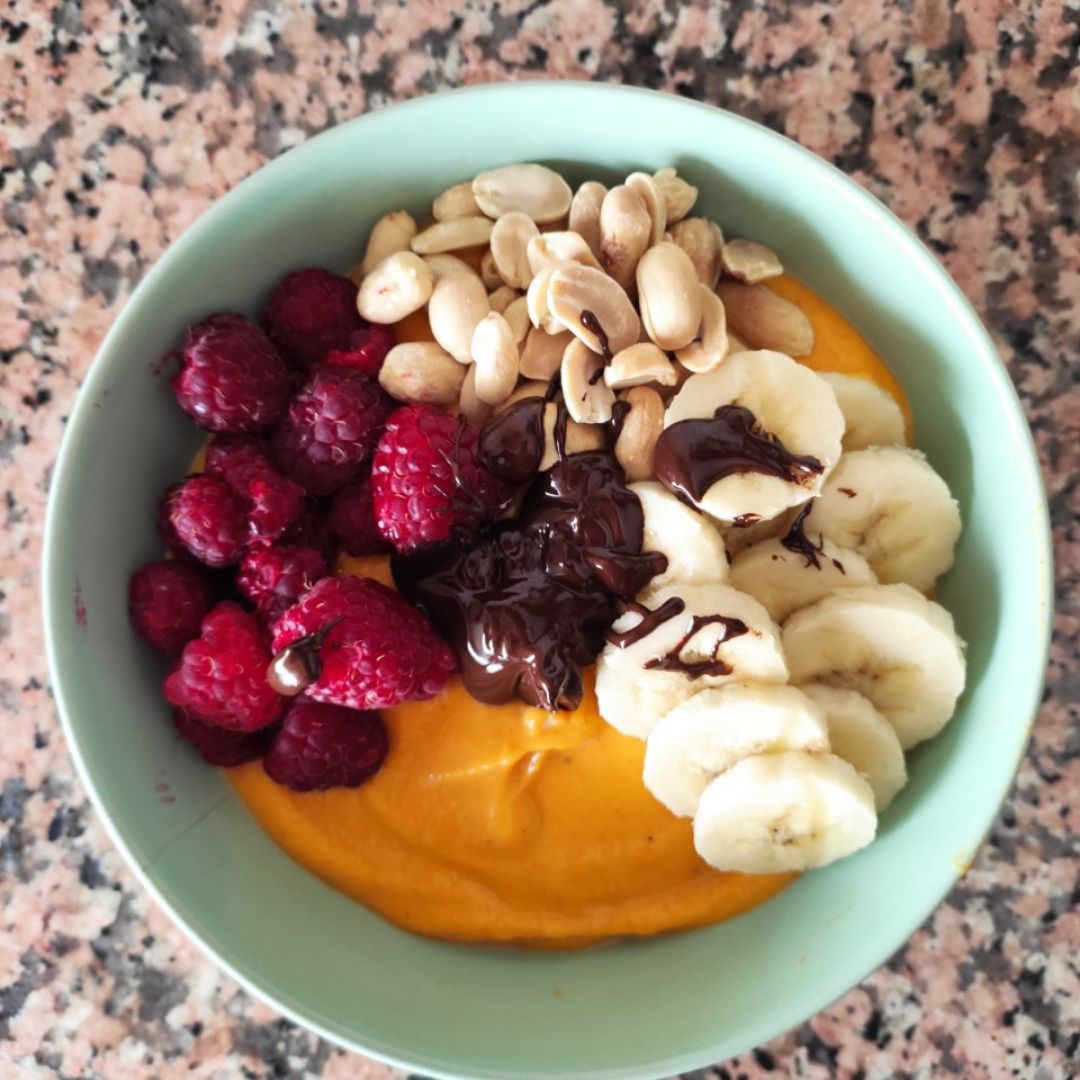 Bol de yogur con calabaza y chocolate