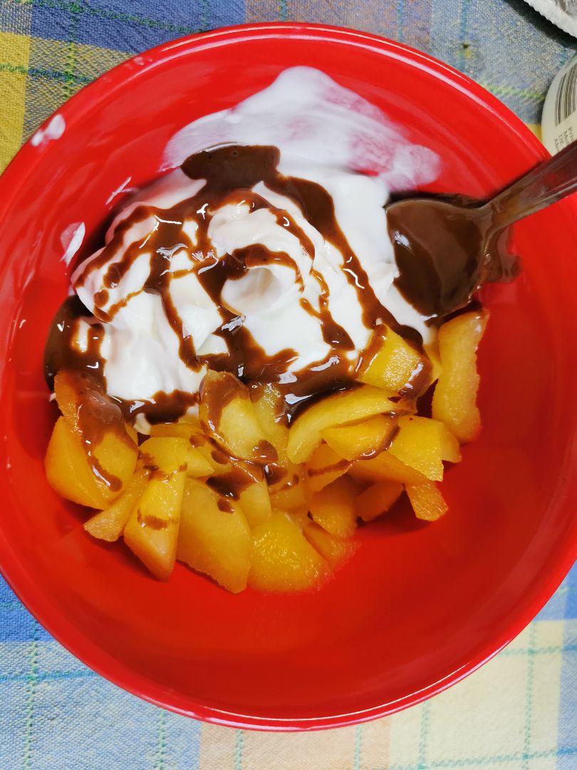 Yogur skyr con ciruelas y crema de avellanas