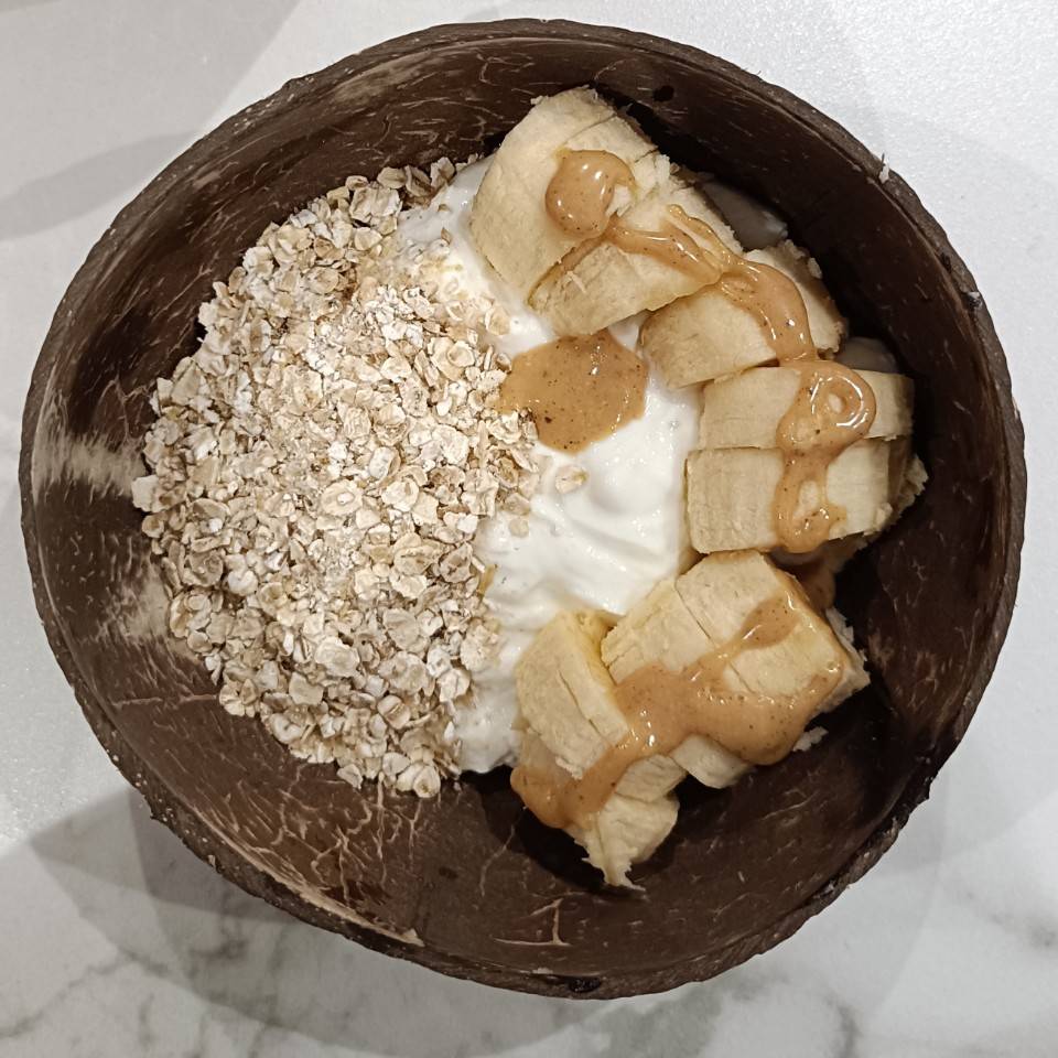Yogur proteína natural con plátano y avena 