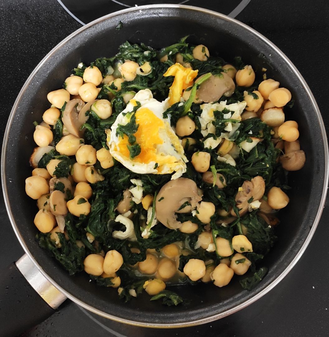 Garbanzos con espinacas al ajillo, champiñones y huevo Garbanzos con espinacas al ajillo, champiñones y huevo