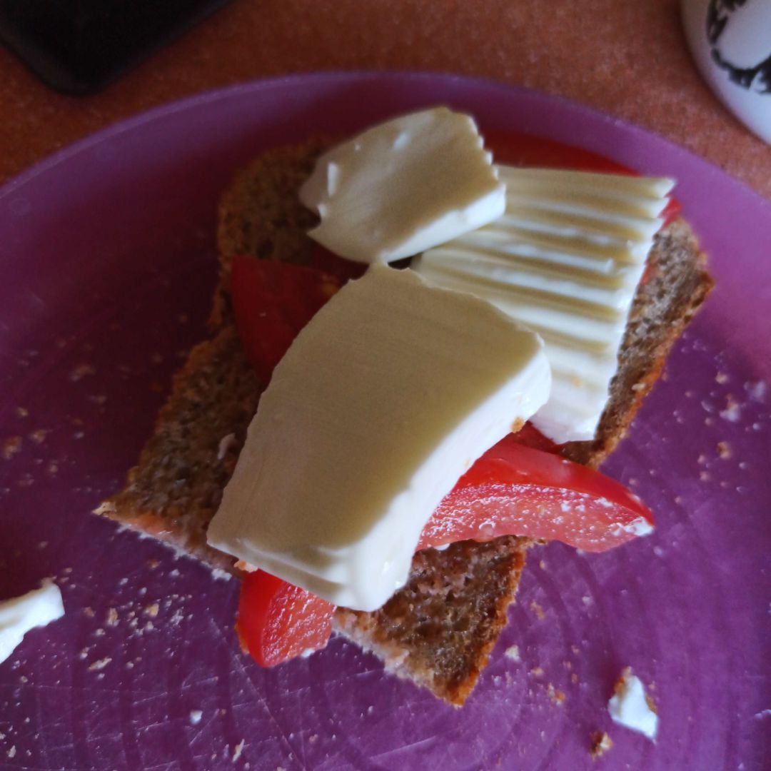 Tostada con queso fresco y tomate 🍅