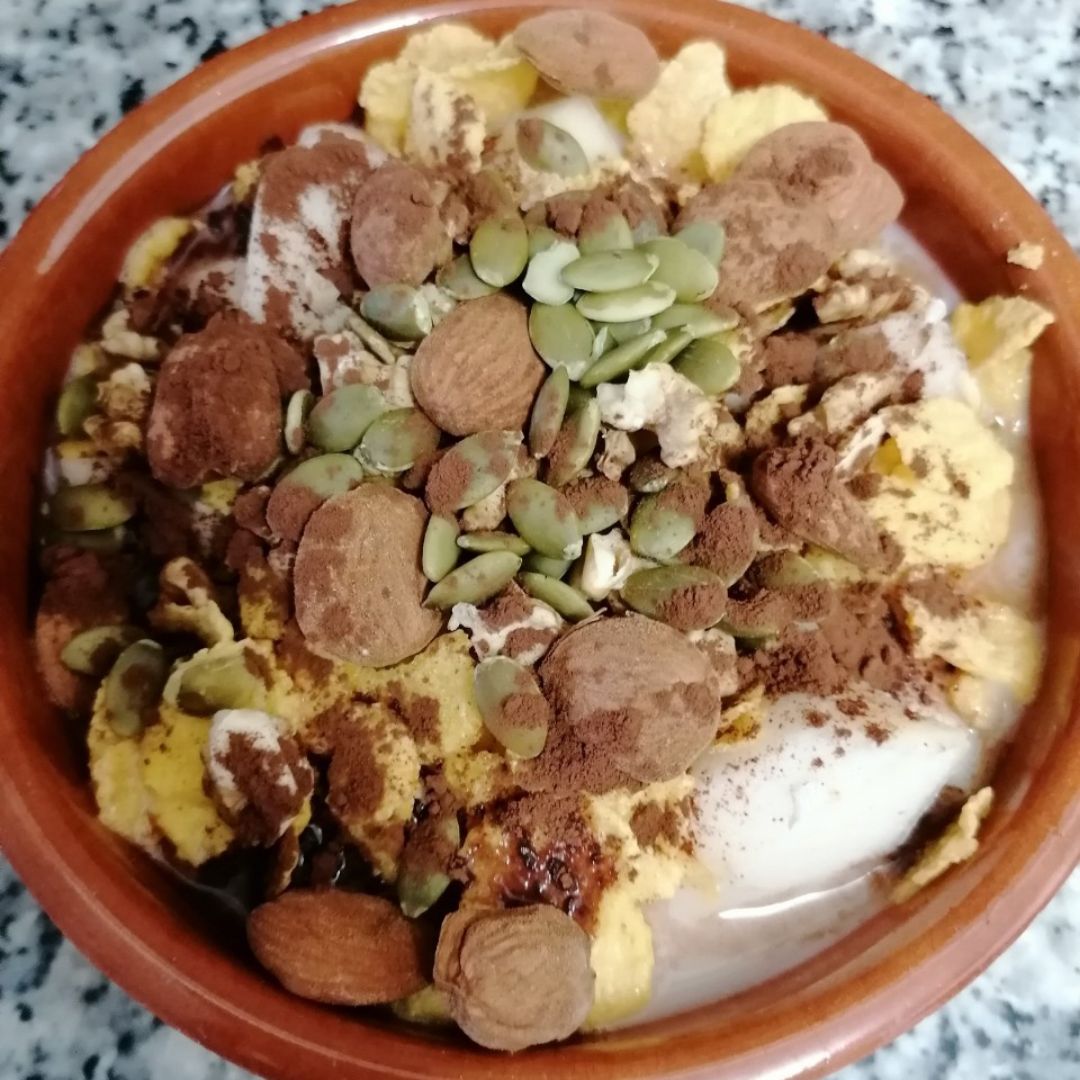 Bebida de avena con pera, copos de maiz y frutos secos. Bebida de avena con pera, copos de maiz y frutos secos.