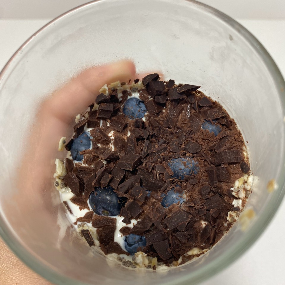 Avena con chocolate, arándanos y kéfir Avena con chocolate, arándanos y kéfir