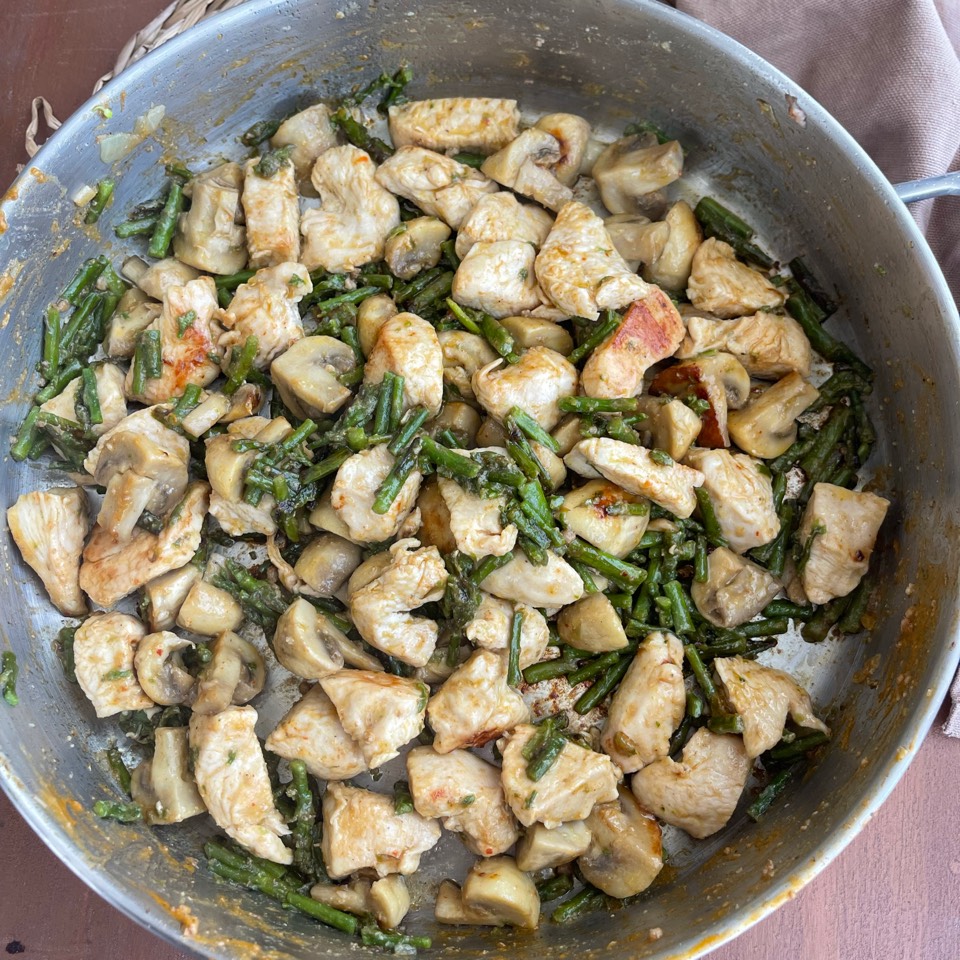 Pollo con champiñones y espárragos 