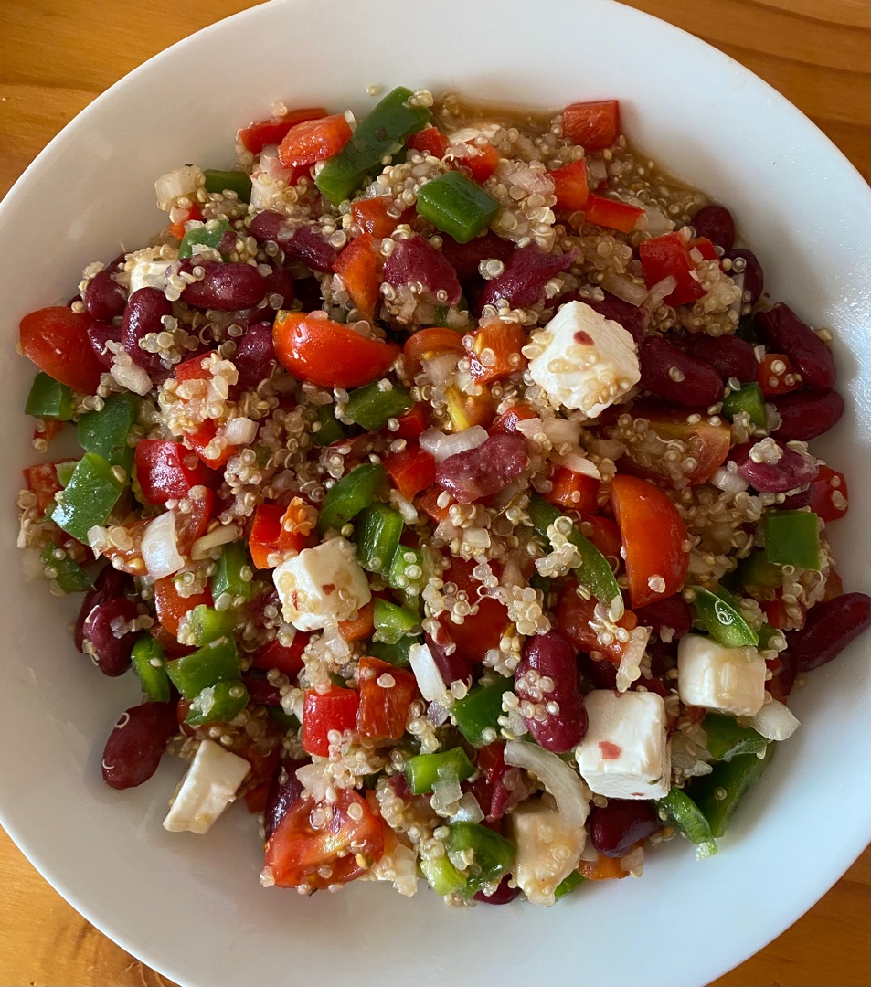 Ensalada de quinoa con alubias rojas y verduras 