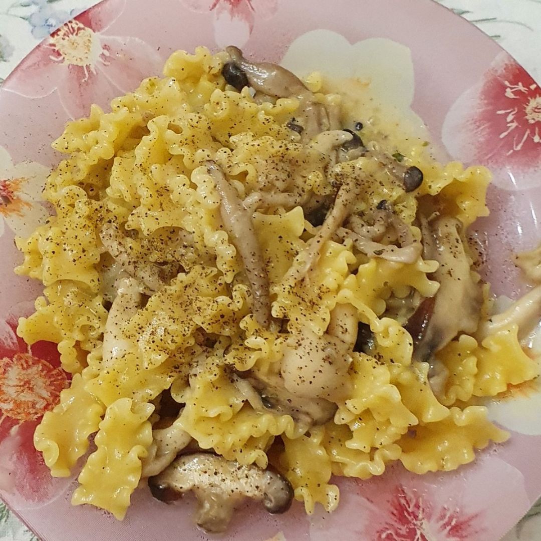 Pasta con setas y parmesano Pasta con setas y parmesano