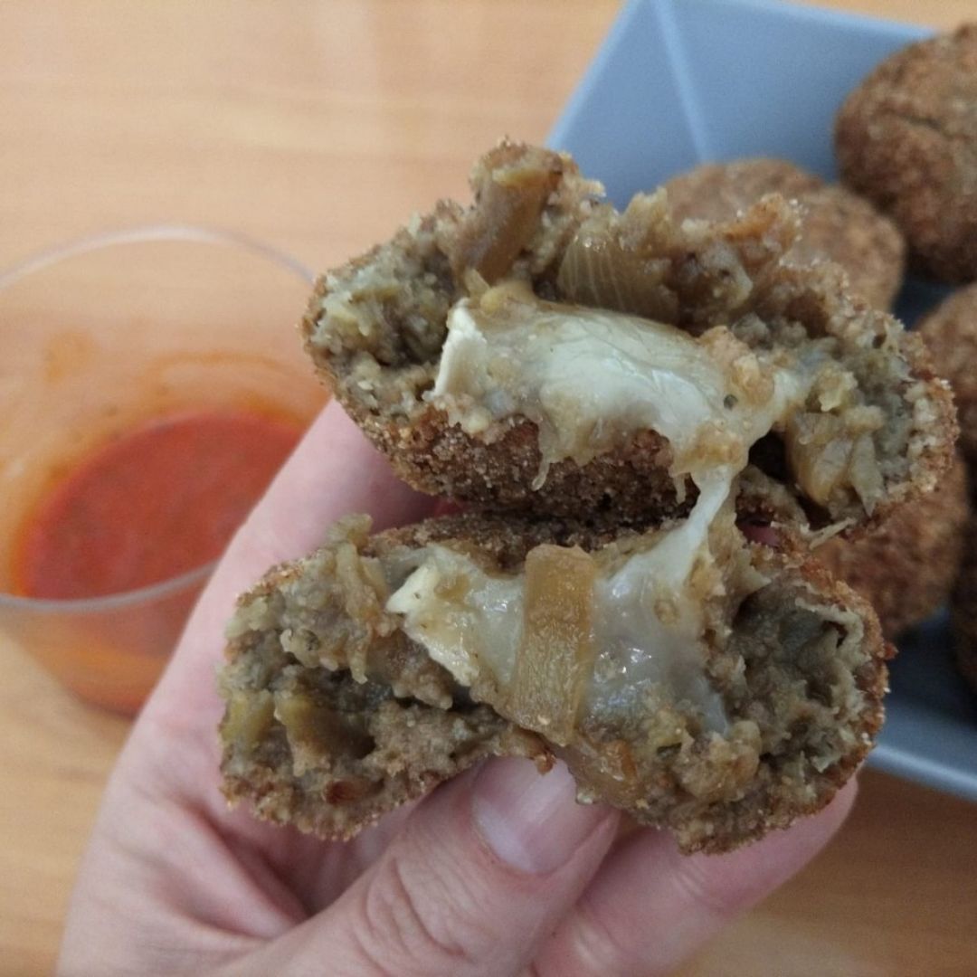Albóndigas de berenjena con cebolla y queso de cabra Albóndigas de berenjena con cebolla y queso de cabra