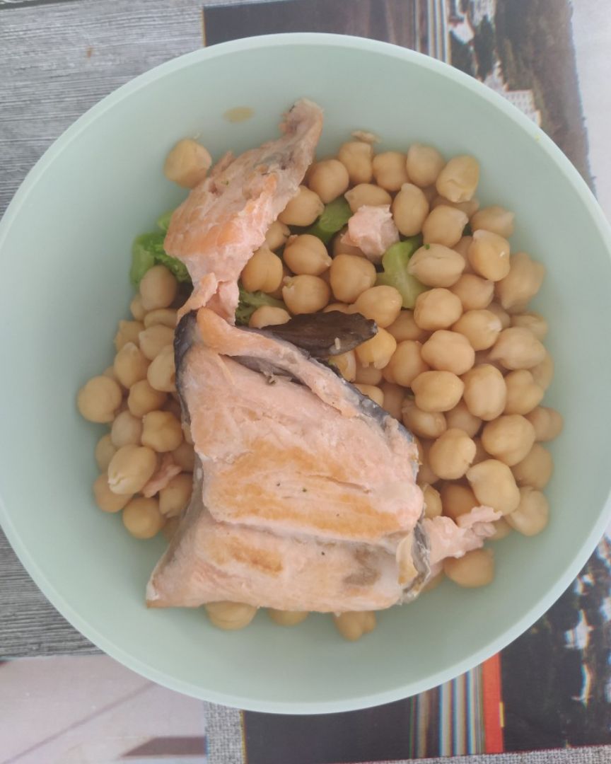 Salmón con brócoli y garbanzos