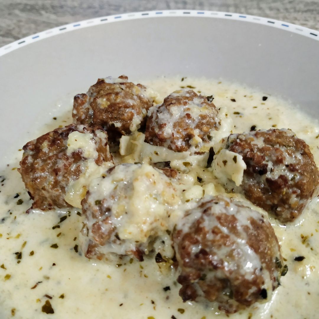 ALBÓNDIGAS DE SOJA TEXTURIZADA EN SALSA DE QUESO BRIE